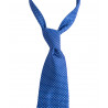 Niebieski krawat w drukowany wzór...