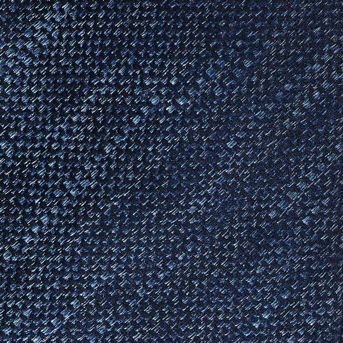 Ciemnoniebieski krawat jedwabny z wyraźnym splotem