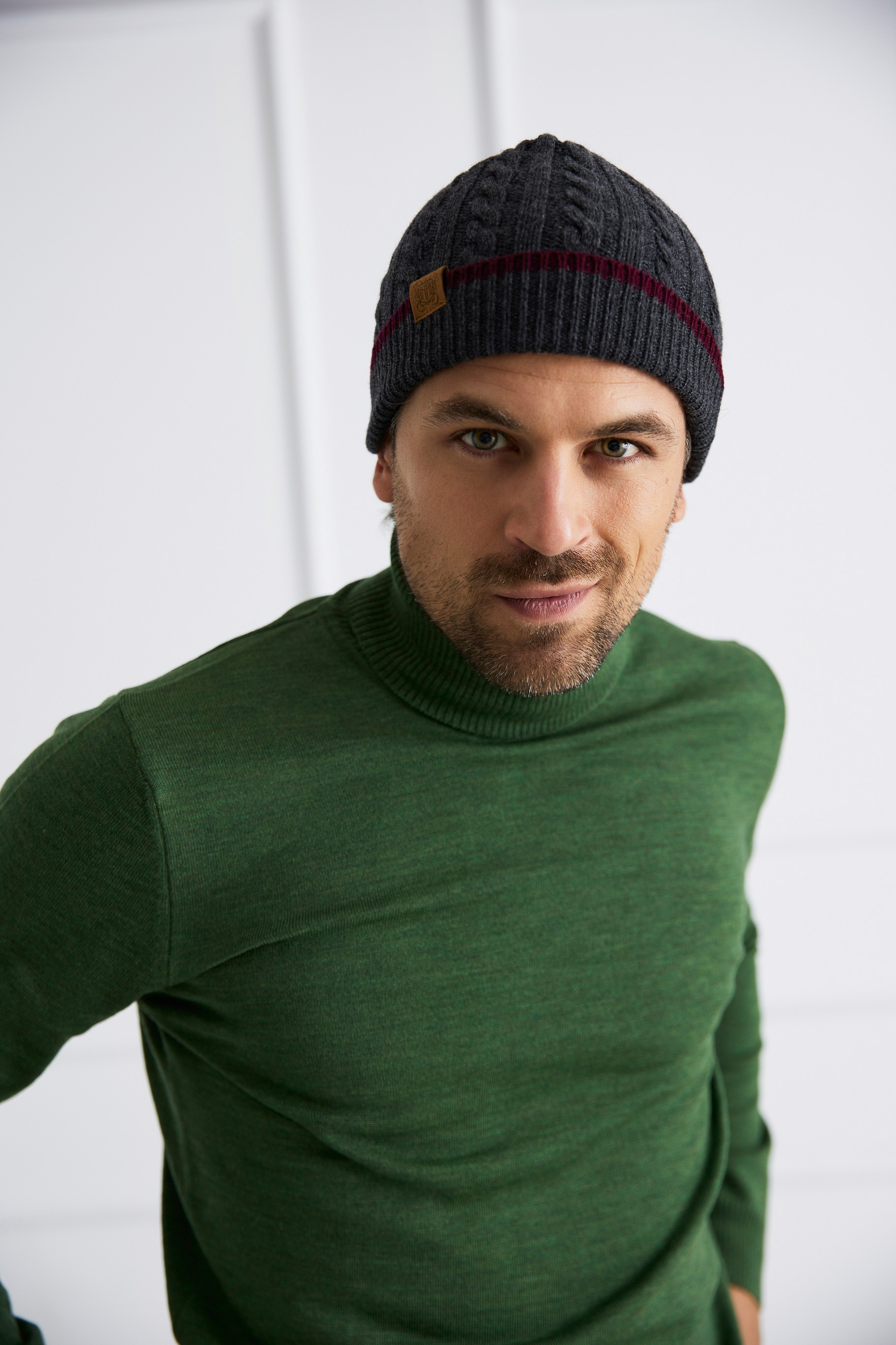 Graphite-burgundy beanie