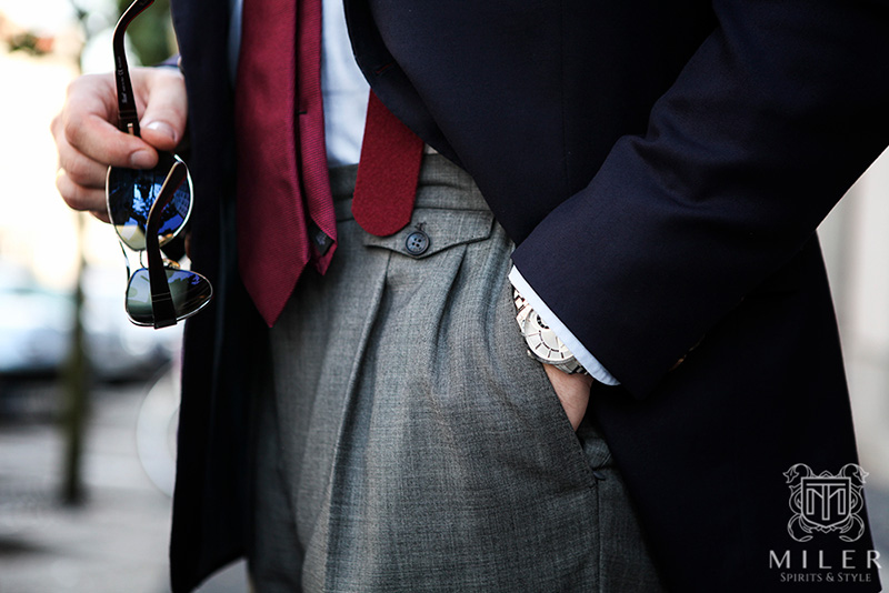 MILER MENSWEAR ogłasza powrót spodni z wysokim stanem, zakładkami i szerokimi nogawkami